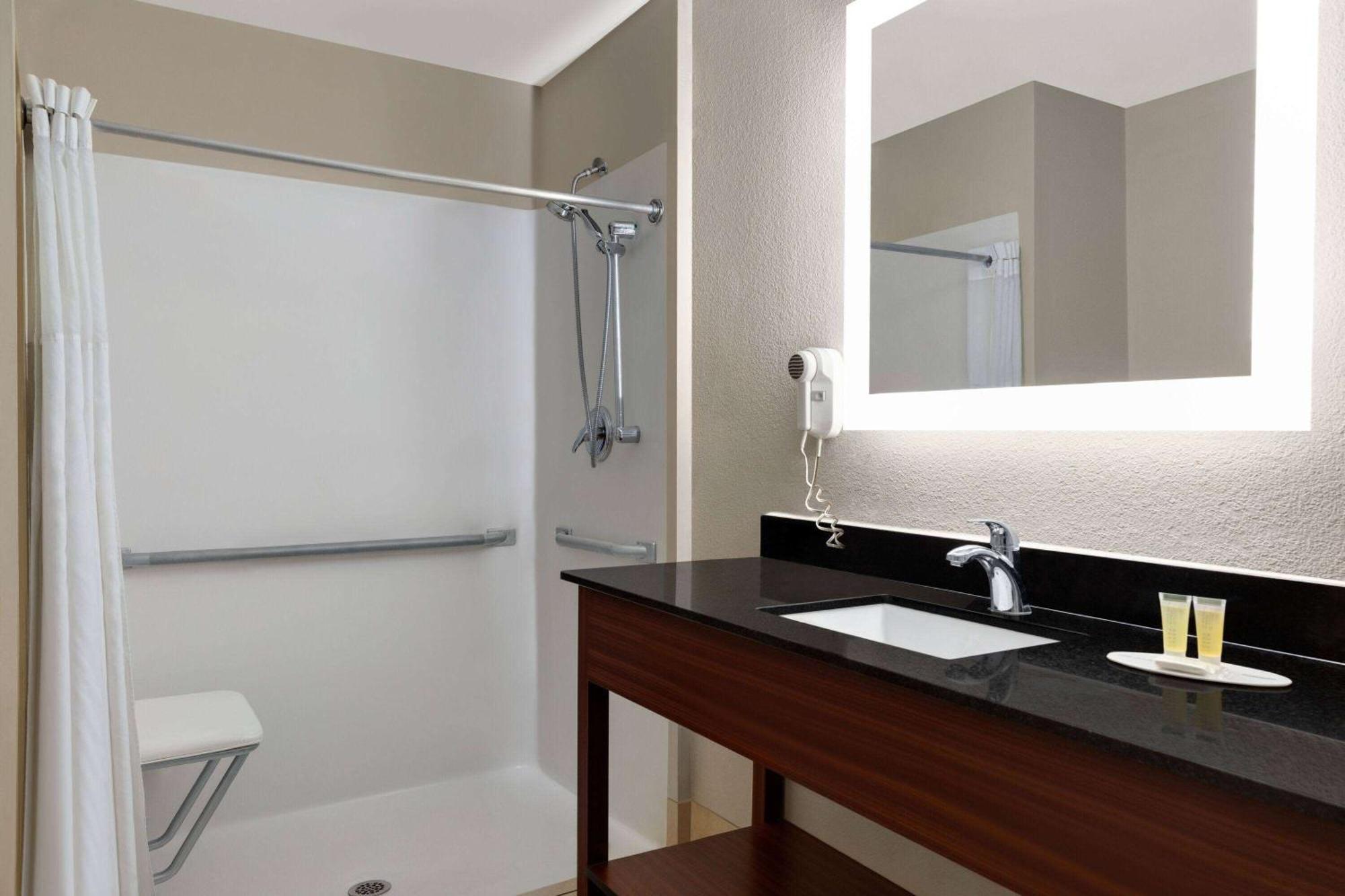Days Inn By Wyndham Covington Dış mekan fotoğraf