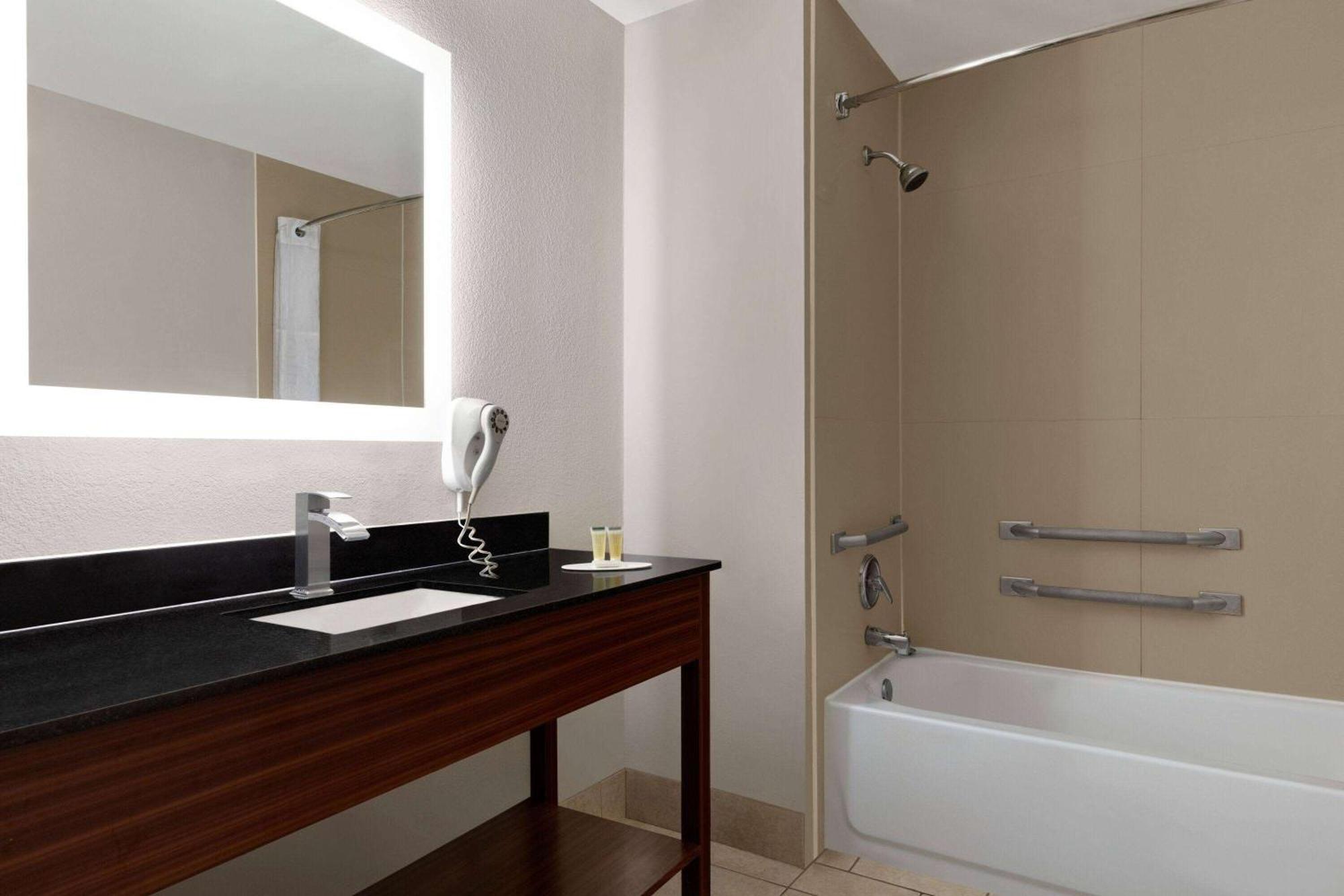 Days Inn By Wyndham Covington Dış mekan fotoğraf